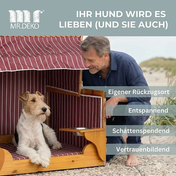 Mr. Deko Strandstuhl für Hunde - Wacholder, Rot, B x T x H: 80 x 65 x 95 cm - Hund sitzt in rot-weiß gestreiftem Holz-Strandkorb auf sandigem Grund, ein Mann schaut zu ihm.