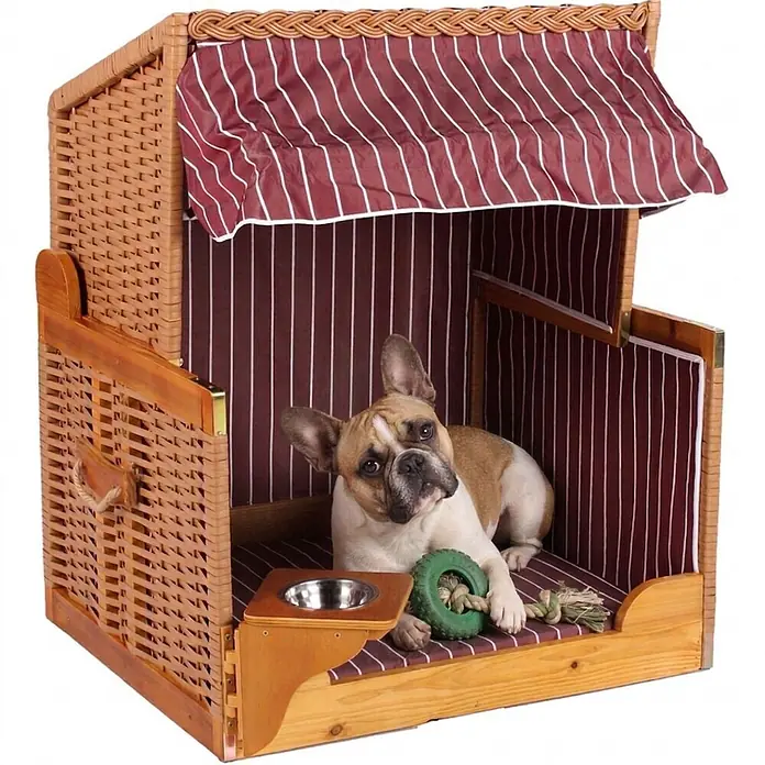 Mr. Deko Strandstuhl für Hunde - Wacholder, Rot, B x T x H: 80 x 65 x 95 cm - Geflochtenes Hundebett im Strandkorb-Design mit rot-weiß gestreiftem Stoff, Holzrahmen, integriertem Napf und einer Französischen Bulldogge darin.