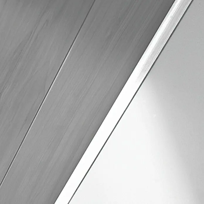 LOGOCLIC Abdeckleiste Weiß Hochglanz - 260 cm x 25 mm x 6 mm - Nahaufnahme von Holzpaneelen, die sich diagonal über ein helles, weißes Element erstrecken und eine moderne Ästhetik erzeugen.