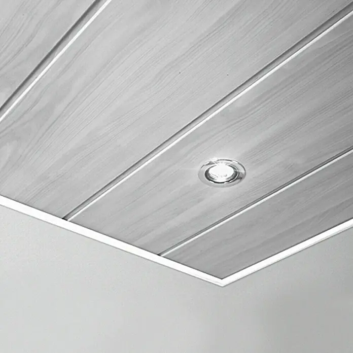LOGOCLIC Viertelstab Weiß Hochglanz - 260 cm x 12 mm x 12 mm, MDF - Einbaustrahler in einer Holzpaneeldecke, der durch sein helles Licht eine gemütliche Atmosphäre schafft. Die Holzmaserung verleiht dem Raum Wärme.