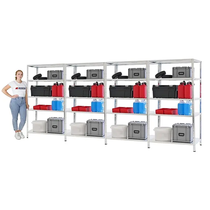 Proregal Metallregal Mega Deal Ares - H x B x T: 180 x 100 x 60 cm, Traglast pro Boden: 125 kg, Anzahl Böden: 5 Stk., Stecken, Verzinkt - Vier silberne Metallregale, gefüllt mit diversen Lagerbehältern, Boxen und Reifen. Eine Frau steht daneben als Größenvergleich.