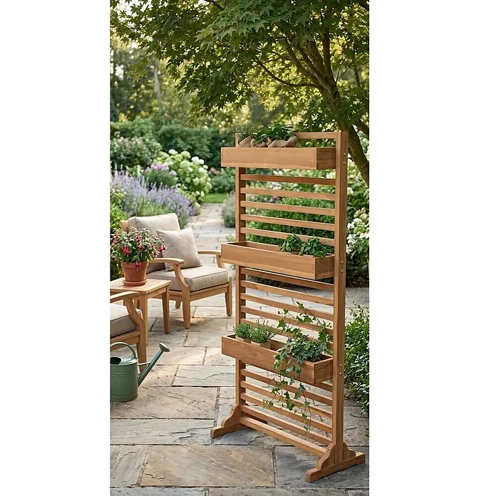 Bene Living Pflanzkasten mit Spalier - Naturmaterialien, braun - Ein hohes, lamellenförmiges vertikales Holzpflanzgefäß mit drei Pflanzkästen, das Kräuter und Efeu in einem Garten zeigt.