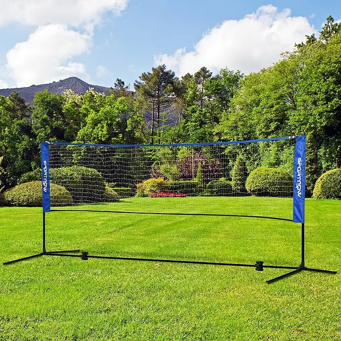 Sportnow Badminton-Set - Metall, Blau - Ein tragbares blau-schwarzes Badmintonnetz mit 'SPORTNOW'-Logo, im Freien zum Spielen aufgebaut.
