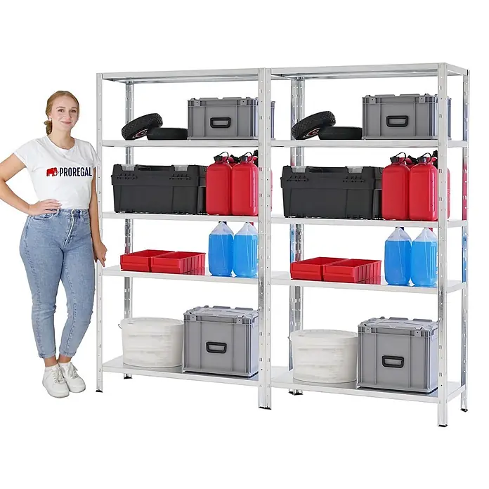 Proregal Metallregal Mega Deal Ares - H x B x T: 180 x 100 x 40 cm, Traglast pro Boden: 125 kg, Anzahl Böden: 5 Stk., Stecken, Verzinkt - Zwei silberne Metallregale sind mit Lagerartikeln gefüllt; eine Frau steht daneben zur Größenveranschaulichung.