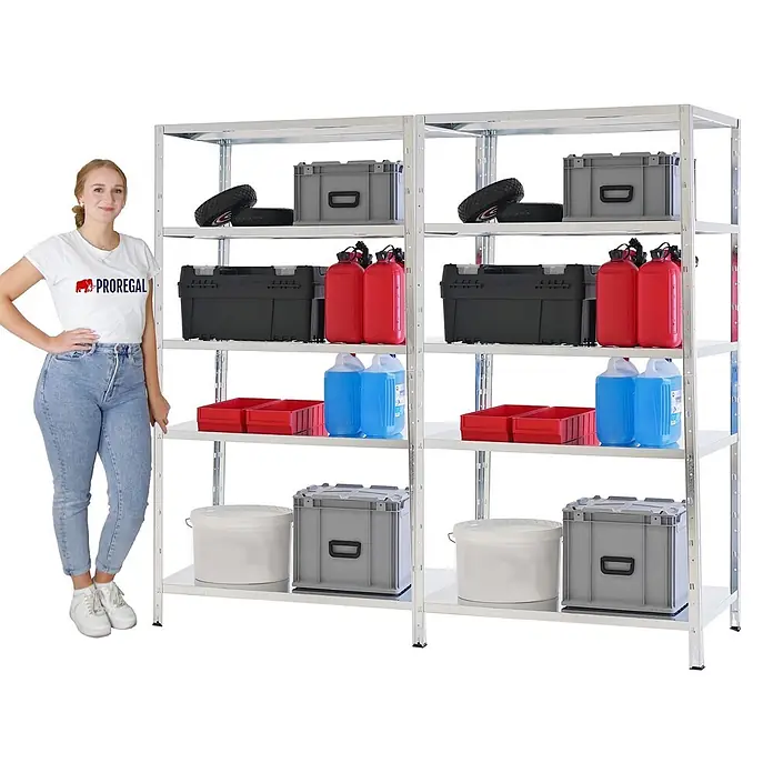 Proregal Metallregal Mega Deal Ares - H x B x T: 180 x 100 x 60 cm, Traglast pro Boden: 125 kg, Anzahl Böden: 5 Stk., Stecken, Verzinkt - Zwei silberne Metallregaleinheiten, gefüllt mit verschiedenen Lagerartikeln, mit einer Frau daneben zur Größenreferenz.