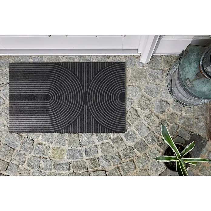 Fußmatte Inside Graphic - 80 x 60 cm, Schwarz, Material Nutzschicht: 100 % Polyester, Semi-Circle - Dunkelgraue Fußmatte mit hellgrauem geometrischem Muster aus geschwungenen und geraden Linien, auf einem Steinfliesen-Vorgarten.