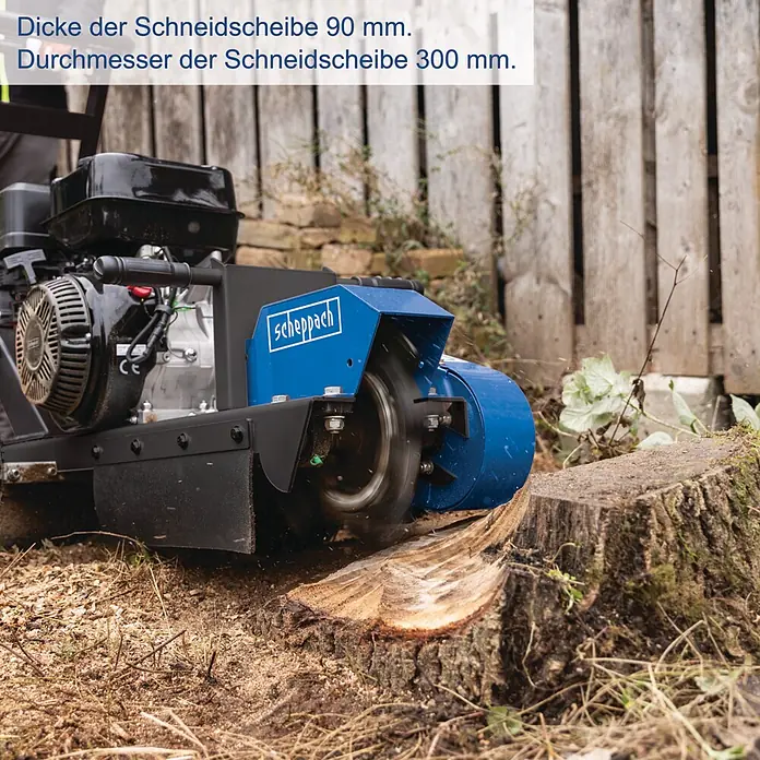 Scheppach Baumstumpffräse SGM4200 - 420 cm³, 9 kW, Schnittbreite: 60 cm - Blauer und schwarzer Scheppach Wurzelstockfräser zerkleinert einen Baumstumpf.