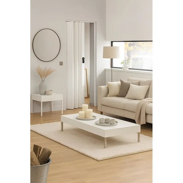 Grosfillex Falttür Axia - Weiß glänzend, 84 x 205 cm - Weiße Falttür, teilweise geöffnet, verbindet zwei Räume in einem hellen, modernen Wohnzimmer als platzsparender Raumteiler.