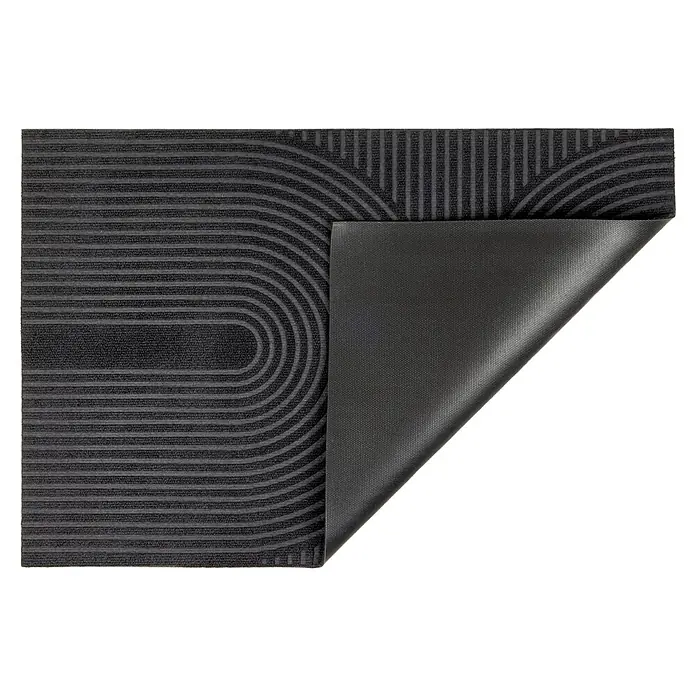 Fußmatte Inside Graphic - 80 x 60 cm, Schwarz, Material Nutzschicht: 100 % Polyester, Semi-Circle - Dunkelgraue Matte mit gestreiftem und gebogenem Muster, umgeklappt, um die schwarze rutschfeste Rückseite zu zeigen.