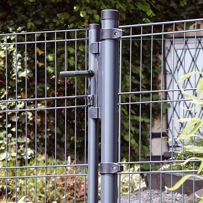 Stabilit Zauntor - 1,18 x 1,28 m, Anthrazit/Grau, Metall - Nahaufnahme eines grauen Metallzauns mit Tor und Griff, der ein modernes und sicheres Außendesign zeigt.