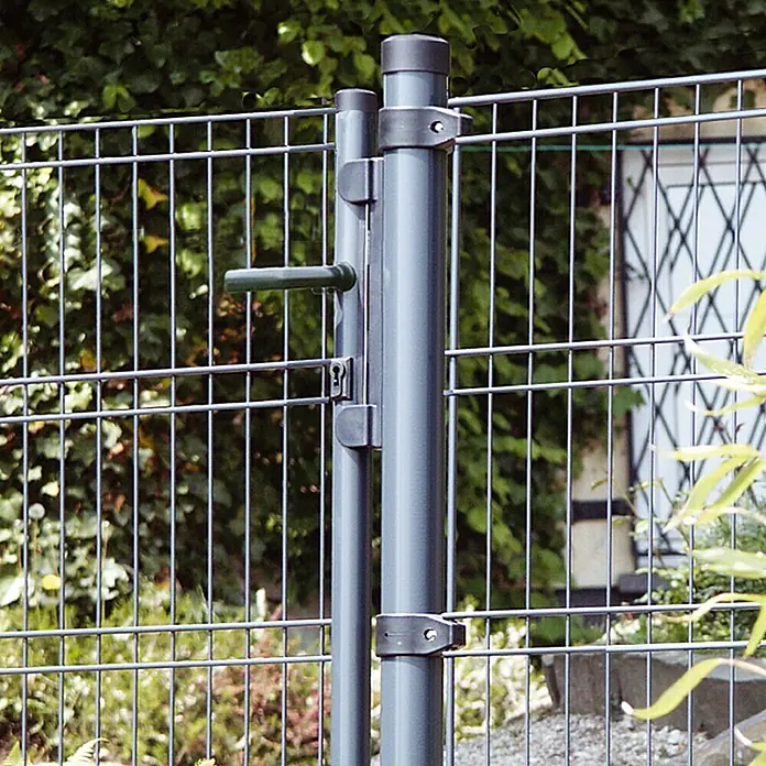 Stabilit Zaunpfosten - Höhe: 120 cm, Durchmesser: 34 mm, Anthrazit, Metall - Nahaufnahme eines grauen Metallzauns mit Tür und Griff vor einem grünen Hintergrund. Der Zaun ist stabil und sicher.