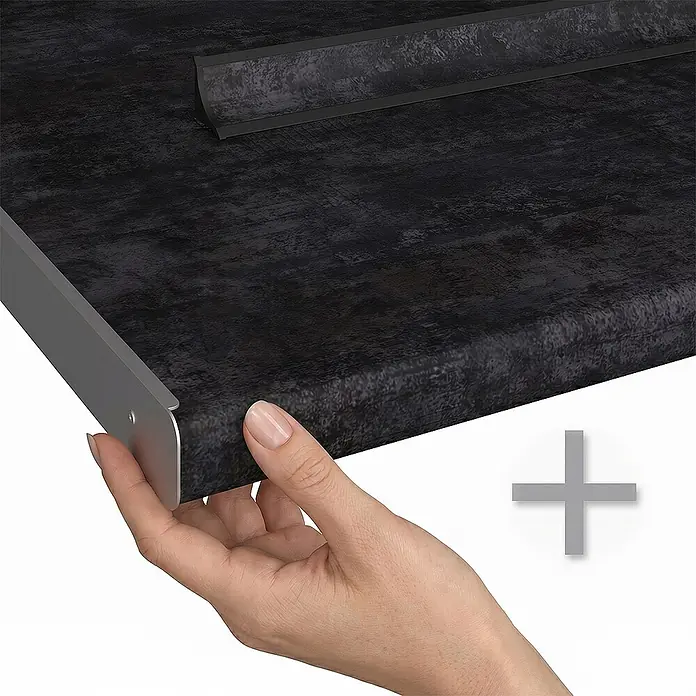 Vicco Eckküche - B x T: 220 x 60 cm, Weiß Landhaus, Ohne Elektrogeräte - Dunkle, strukturierte Plattenkante mit silbernem Metallprofil, von einer Hand bei der Anbringung gezeigt. Passende Rückwand sichtbar.