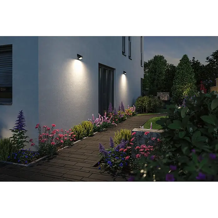 Paulmann Solarleuchte Lesly - Lichtfarbe: Warmweiß, LED, Höhe: 138 mm - Zwei schwarze Außenwandleuchten beleuchten Hausfassade und Gartenweg bei Nacht.