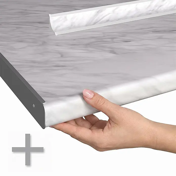 Vicco Eckküche - B x T: 220 x 60 cm, Weiß Landhaus, Ohne Elektrogeräte - Hand hält weiße Marmor-Arbeitsplattenkante und graue Endkappe auf passender Oberfläche.