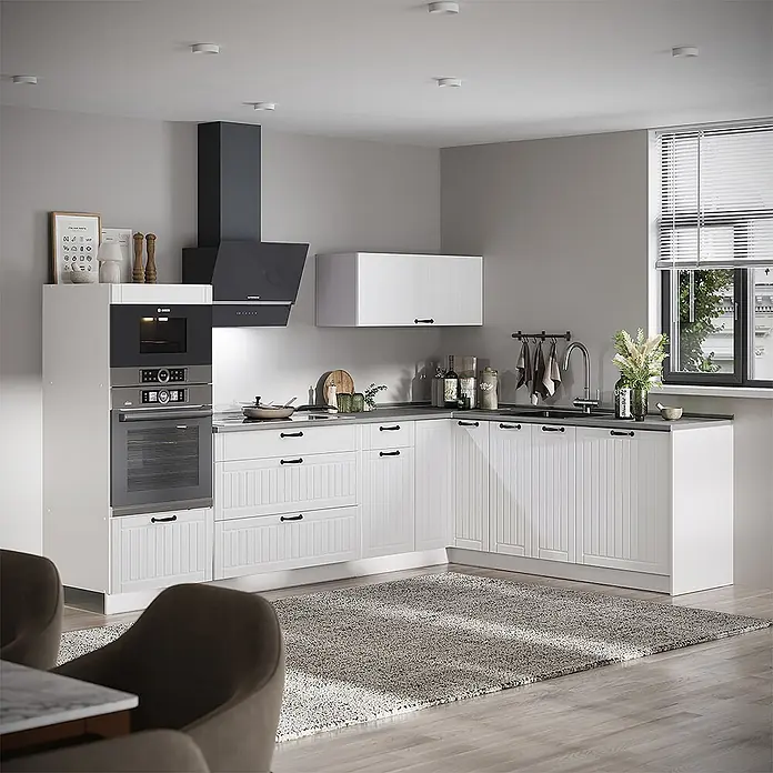 Vicco Eckküche - B x T: 287 x 51,6 cm, Weiß Landhaus, Ohne Elektrogeräte - Moderne L-förmige Küche mit weißen Schränken, dunklen Arbeitsplatten, schwarzen Griffen und integrierten Geräten.