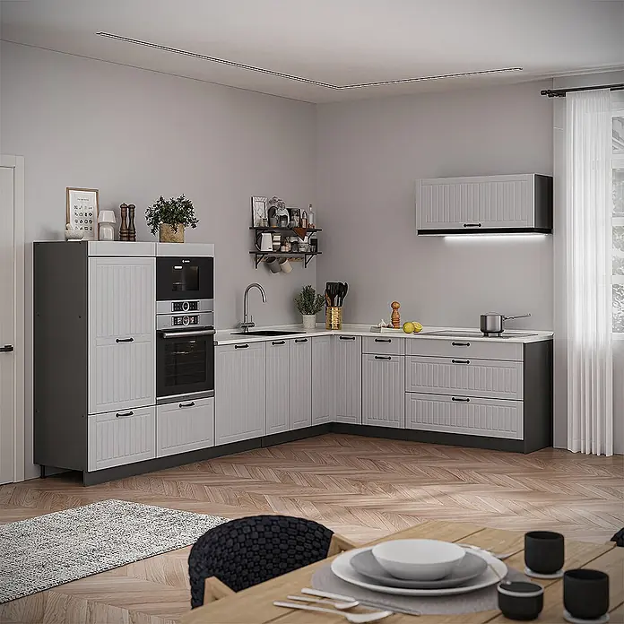 Vicco Eckküche - B x T: 327 x 60 cm, Weiß Landhaus, Ohne Elektrogeräte - Hellgraue Küche mit Paneel-Fronten und dunkelgrauen Rahmen, inklusive integriertem Backofen, Mikrowelle, Spüle und Kochfeld.