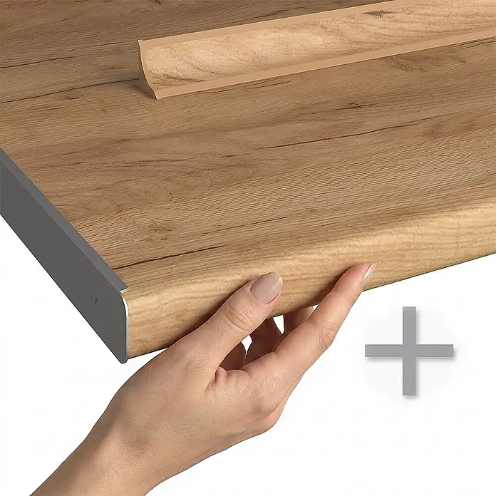 Vicco Küchenzeile - Breite: 340 cm, Anthrazit-Gold Landhaus, Ohne Elektrogeräte - Arbeitsplattenkante in heller Holzoptik mit silberner Leiste und passendem Sockelprofil, von einer Hand berührt.