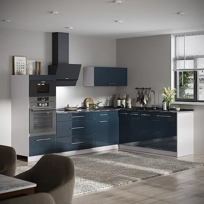 Vicco Eckküche - B x T: 287 x 51,6 cm, Dunkelblau Hochglanz, Ohne Elektrogeräte - Moderne Küche mit glänzenden blauen Unterschränken und einem weißen Hochschrank mit integrierten Geräten in einem zeitgenössischen Zuhause.