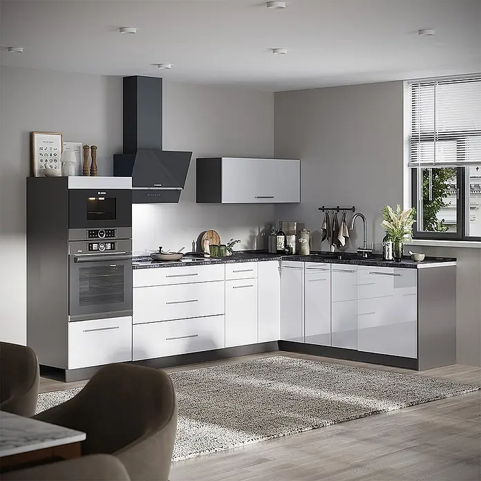 Vicco Eckküche - B x T: 287 x 60 cm, Weiß Hochglanz, Ohne Elektrogeräte - Moderne Küche mit hochglanzweißen Unterschränken und grauen Oberschränken, integrierten Geräten und dunkler Arbeitsplatte.
