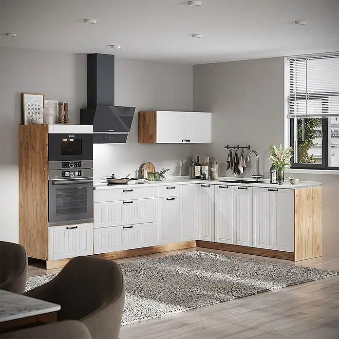 Vicco Eckküche - B x T: 287 x 60 cm, Weiß Landhaus, Ohne Elektrogeräte - Moderne Küche mit weißen Paneel-Schränken, hellen Holzakzenten, integriertem Backofen, Mikrowelle und dunkler Dunstabzugshaube.