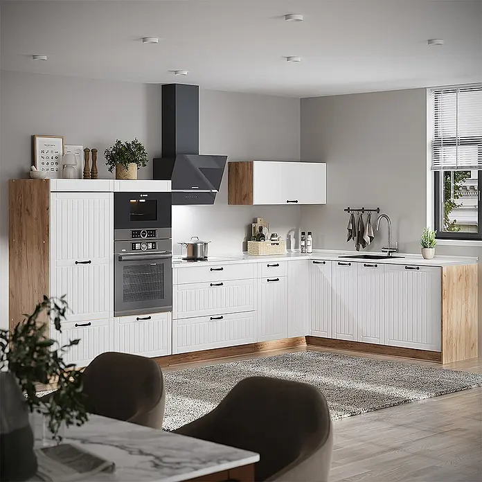 Vicco Eckküche - Weiß Landhaus, Ohne Elektrogeräte - Moderne L-förmige Küche mit weißen Lamellenschränken, hellen Holzakzenten, integrierten Geräten, dunkler Dunstabzugshaube, Spüle und Griffen.