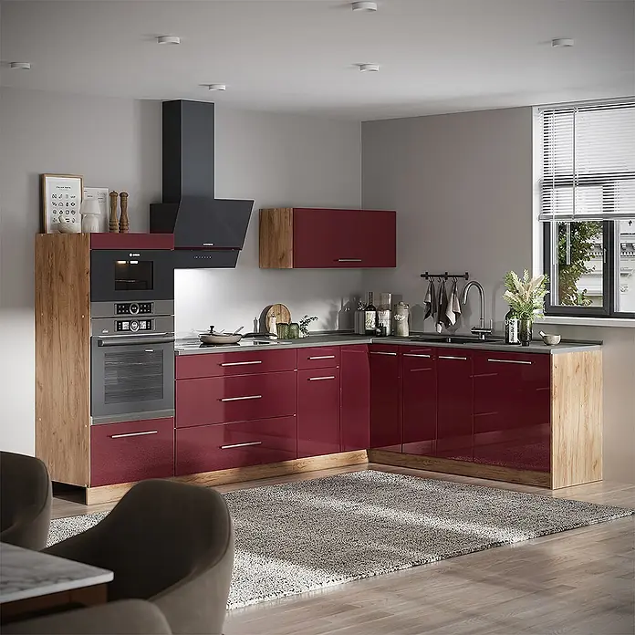 Vicco Eckküche - B x T: 287 x 60 cm, Bordeaux Hochglanz, Ohne Elektrogeräte - L-förmige Küche mit hochglänzenden tiefroten Schränken, Holzakzenten, integrierten Geräten und grauer Arbeitsplatte.