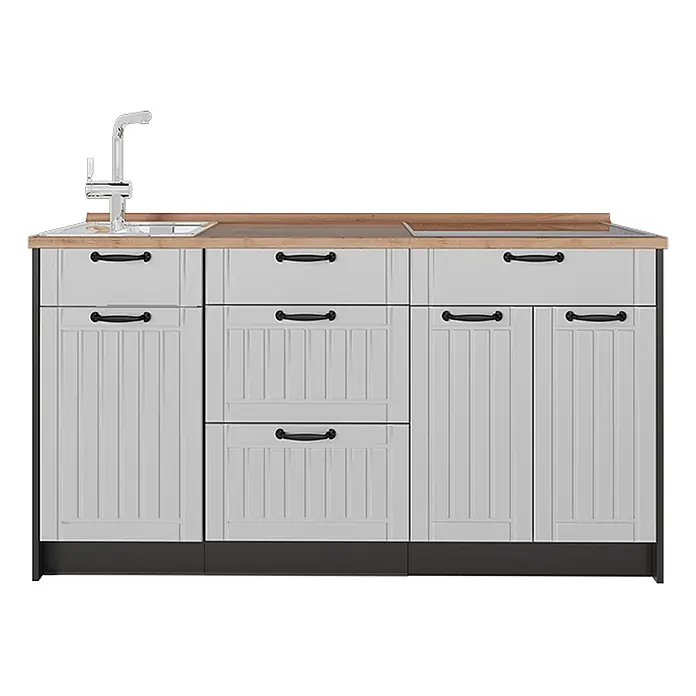 Vicco Küchenleerblock - Weiß Landhaus - Helle graue Küchenzeile mit Holzplatte, integrierter Spüle, Wasserhahn und Kochfeld, mit schwarzen Griffen.