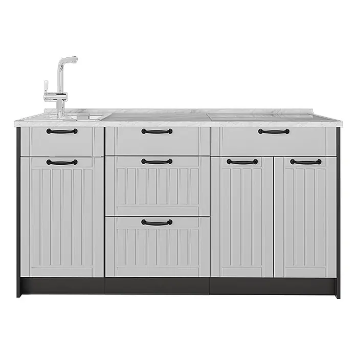 Vicco Küchenleerblock - Weiß Landhaus - Hellegraue Küchenunterschrankzeile mit Spüle, Wasserhahn, Kochfeld, weißer Marmor-Arbeitsplatte, schwarzen Griffen und dunkelgrauem Sockel.