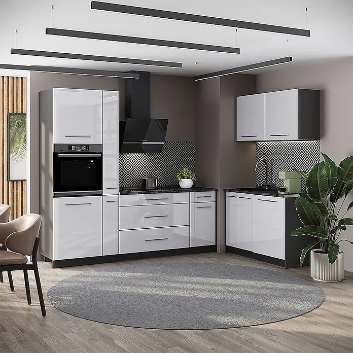 Vicco Eckküche - Weiß Hochglanz, Ohne Elektrogeräte - Moderne L-förmige Küche mit glänzenden weißen Unter- und Hängeschränken, schwarzen Arbeitsplatten und integriertem Ofen und Dunstabzug, in einem hellen Raum.