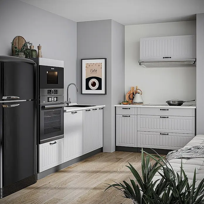Vicco Küchenzeile - Breite: 340 cm, Weiß Landhaus, Ohne Elektrogeräte - Moderne Küche mit weißen Paneel-Schränken und schwarzen Griffen, inklusive integrierter Geräte wie einem schwarzen Retro-Kühlschrank und Einbaubackofen.