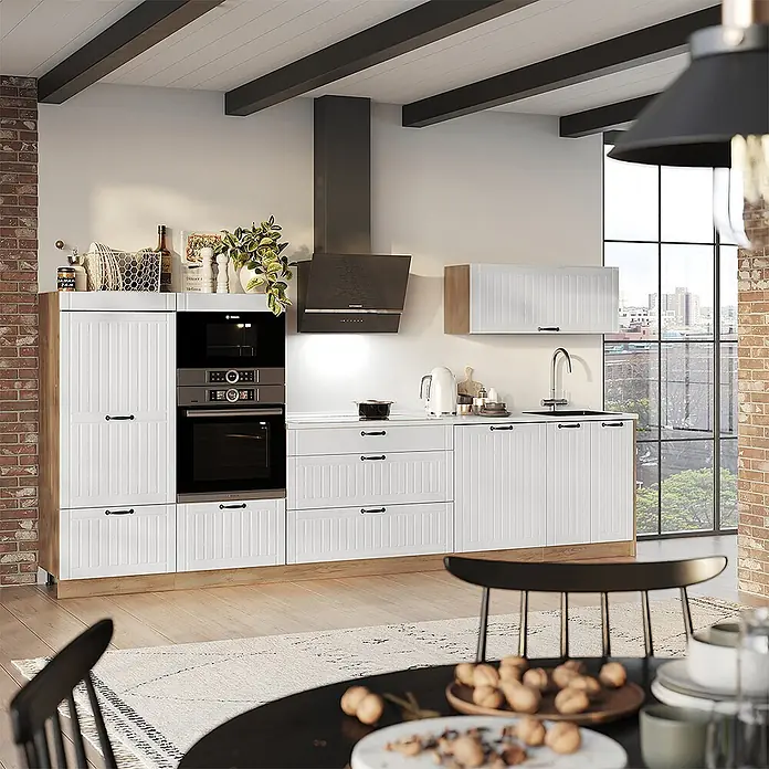 Vicco Küchenzeile - Breite: 340 cm, Weiß Landhaus, Ohne Elektrogeräte - Moderne weiße Küchenschränke mit dunklen Griffen und Holzoptik-Akzenten, integrierten Öfen, Dunstabzugshaube und Spüle in einem hellen Küchenraum.
