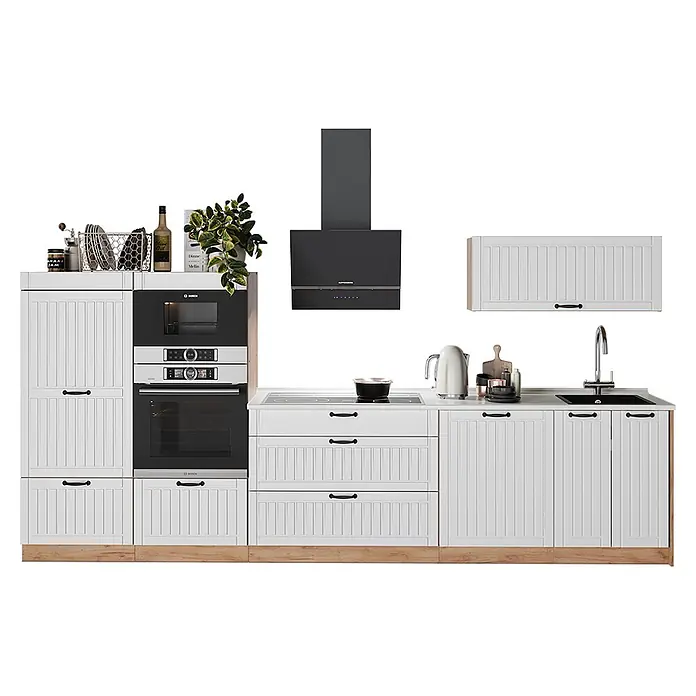 Vicco Küchenzeile - Breite: 340 cm, Weiß Landhaus, Ohne Elektrogeräte - Weiße Küchenzeile mit integrierten Bosch-Geräten, heller Holzsockel und schwarzer Spüle. Mit weißen gerippten Schranktüren und schwarzer Dunstabzugshaube.