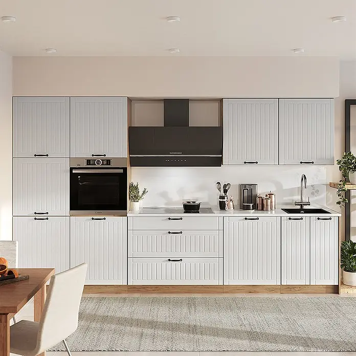 Vicco Küchenzeile - Breite: 340 cm, Weiß Landhaus, Ohne Elektrogeräte - Moderne weiße Küche mit geriffelten Schranktüren, schwarzen Griffen, integriertem Backofen und schwarzer Dunstabzugshaube.