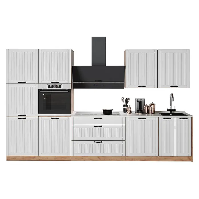 Vicco Küchenzeile - Breite: 340 cm, Weiß Landhaus, Ohne Elektrogeräte - Weiße Küchenzeile mit gerillten Schränken, schwarzen Griffen, hellen Holzdetails und integrierten Geräten wie Backofen, Induktionskochfeld und Dunstabzugshaube.