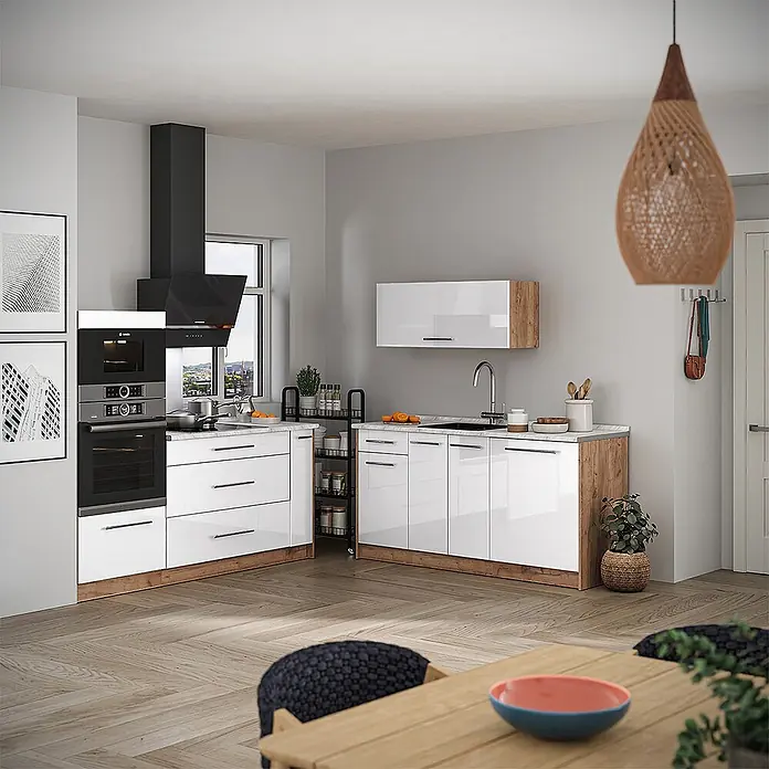 Vicco Küchenzeile - Weiß Hochglanz, Ohne Elektrogeräte - Moderne L-förmige Küche mit glänzenden weißen Schränken, Holzoptik-Sockel, integriertem Backofen, Kochfeld und Spüle.
