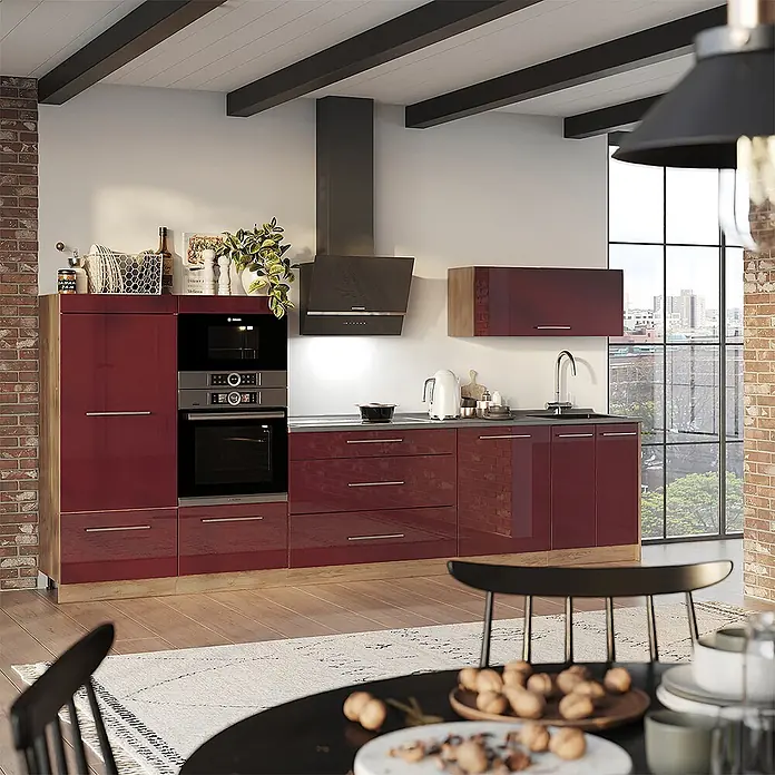 Vicco Küchenzeile - Bordeaux Hochglanz, Ohne Elektrogeräte - Moderne Küche mit hochglänzenden weinroten Schränken, integrierten Öfen und eleganter schwarzer Dunstabzugshaube.