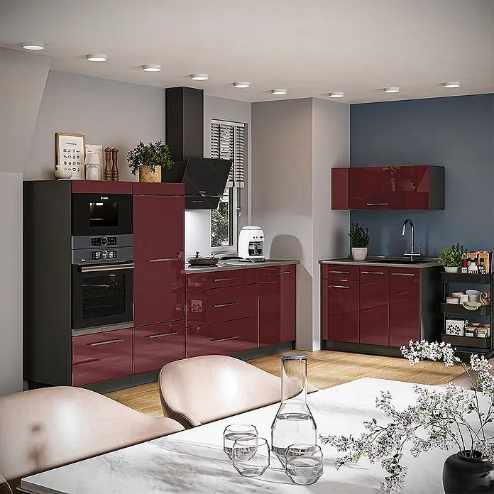 Vicco Küchenzeile - Bordeaux Hochglanz, Ohne Elektrogeräte - Moderne Küche mit hochglänzenden burgunderfarbenen Schränken, integriertem Ofen und schwarzen Arbeitsplatten.