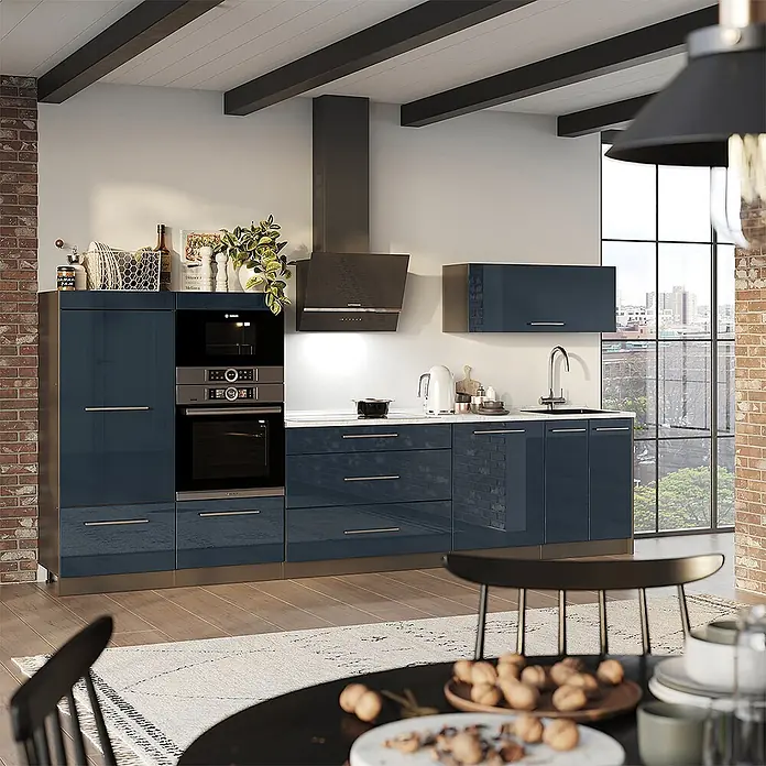 Vicco Küchenzeile - Breite: 340 cm, Dunkelblau Hochglanz, Ohne Elektrogeräte - Moderne Küche mit hochglänzenden dunkelblauen Schränken, integrierten Geräten und weißer Arbeitsplatte in zeitgemäßer Umgebung.