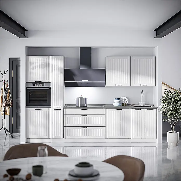 Vicco Küchenzeile - Weiß Landhaus, Ohne Elektrogeräte - Moderne Küche mit weißen, vertäfelten Schränken, dunkler Arbeitsplatte, integriertem Backofen, dunkler Dunstabzugshaube und Spüle.