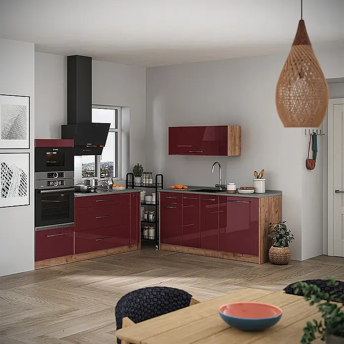Vicco Küchenzeile - Breite: 340 cm, Bordeaux Hochglanz, Ohne Elektrogeräte - Moderne L-förmige Küche mit hochglanzroten Schränken und hellen Holzdetails, integrierten Geräten und dunkler Arbeitsplatte.