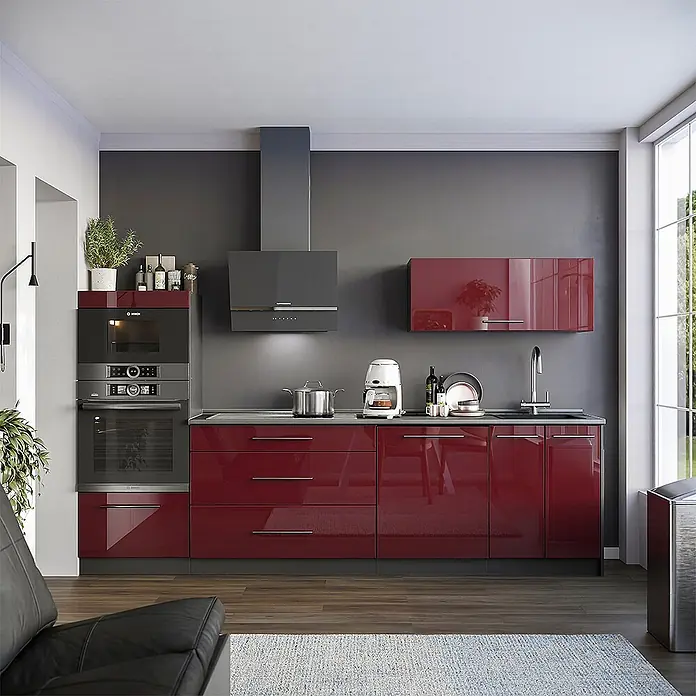 Vicco Küchenzeile - Breite: 280 cm, Bordeaux Hochglanz, Ohne Elektrogeräte - Eine moderne Küche mit hochglänzenden roten Schränken, integrierten Geräten und einer dunkelgrauen Wand.