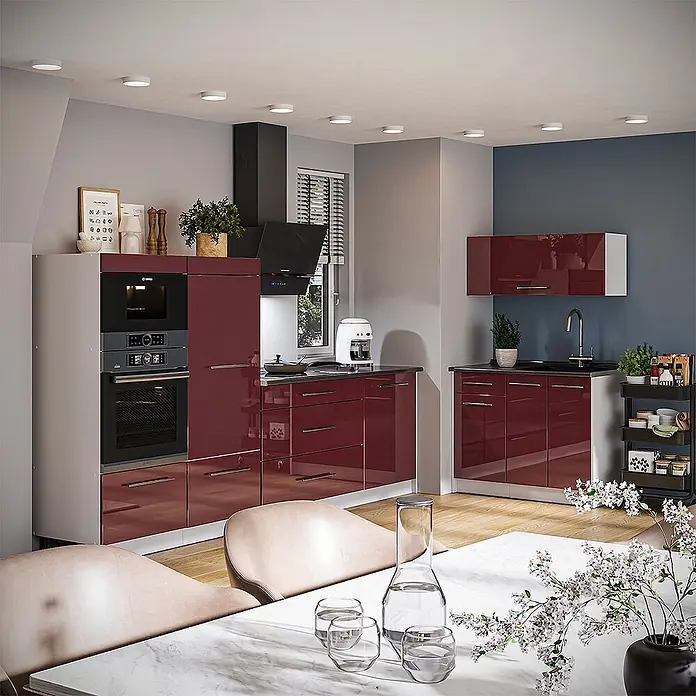 Vicco Küchenzeile - Bordeaux Hochglanz, Ohne Elektrogeräte - Moderne Küche mit hochglänzenden burgunderroten Schränken, integrierten Öfen und Spüle in einem zeitgenössischen Wohnraum.