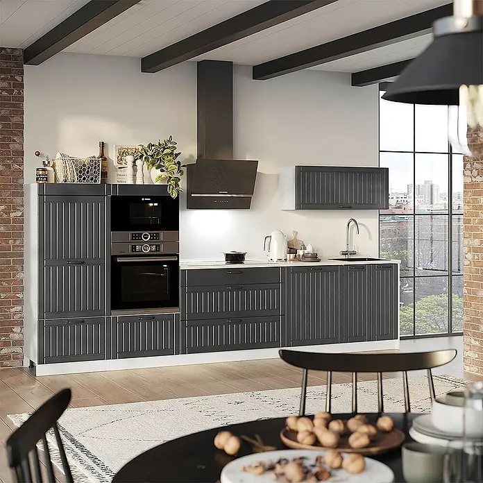 Vicco Küchenzeile - Breite: 340 cm, Dunkelgrau, Ohne Elektrogeräte - Dunkelgraue gerippte Küchenschränke mit integriertem Backofen und Mikrowelle in einer modern-rustikalen Küche.