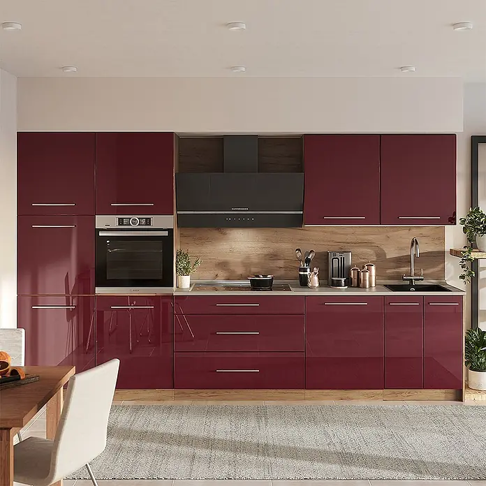 Vicco Küchenzeile - Bordeaux Hochglanz, Ohne Elektrogeräte - Moderne Küche mit glänzenden bordeauxroten Schränken, Holzrückwand und integrierten Edelstahlgeräten (Ofen, Kochfeld, Spüle).