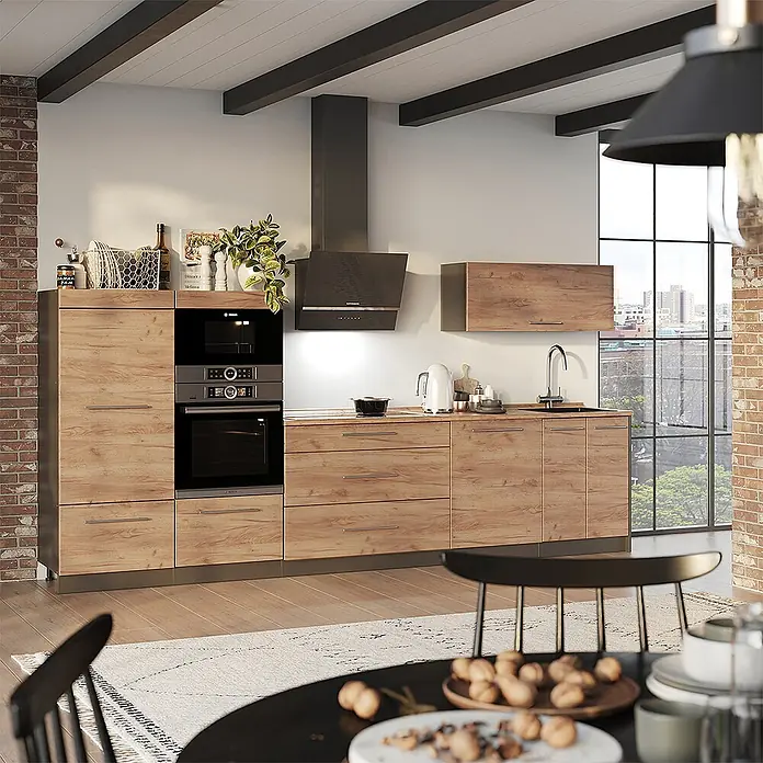 Vicco Küchenzeile - Breite: 340 cm, Goldkraft Eiche, Ohne Elektrogeräte - Moderne Küche mit hellen Holzmaserungsschränken, integrierten schwarzen Geräten, dunkler Dunstabzugshaube und Spüle, in einem hellen, geräumigen Zimmer.