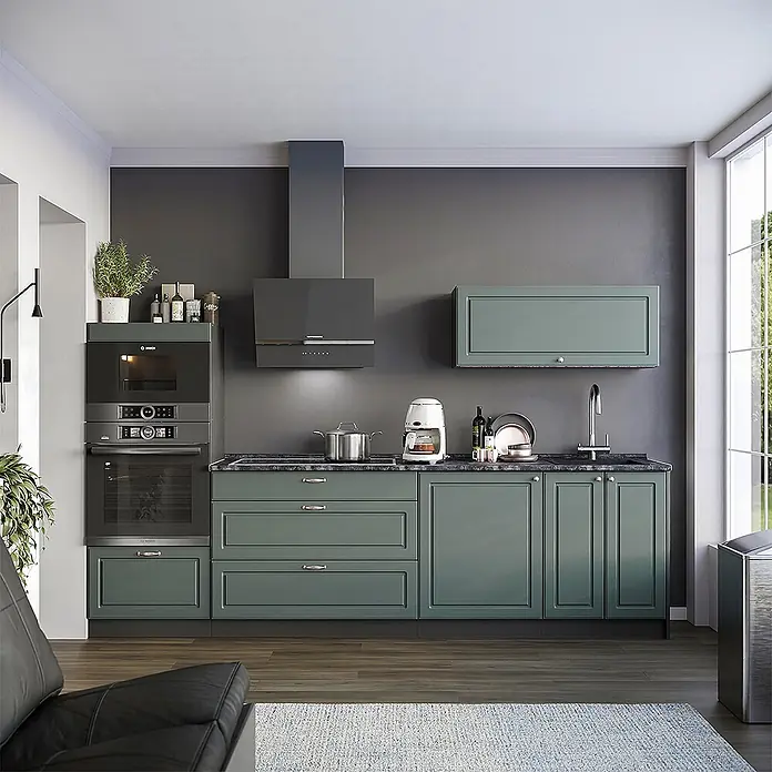 Vicco Küchenzeile - Breite: 280 cm, Grün-Gold Landhaus, Ohne Elektrogeräte - Moderne Küche mit mattgrünen Schränken, dunklen Arbeitsplatten, integrierten Öfen und einer dunklen Dunstabzugshaube.