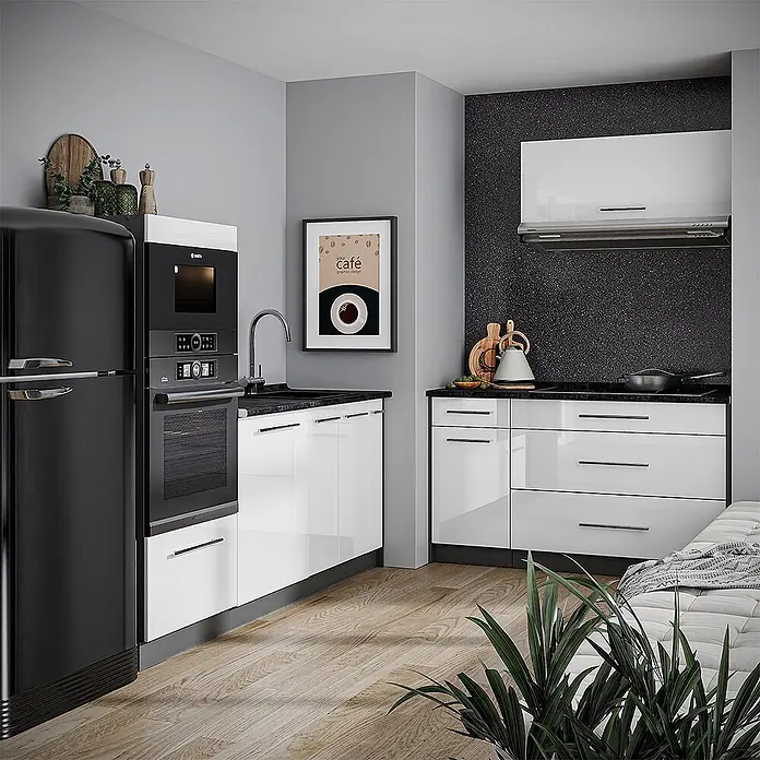 Vicco Küchenzeile - Breite: 340 cm, Weiß Hochglanz, Ohne Elektrogeräte - Moderne Küche mit weißen Hochglanzschränken, schwarzen Arbeitsplatten, Einbaugeräten und einem retro schwarzen Kühlschrank.