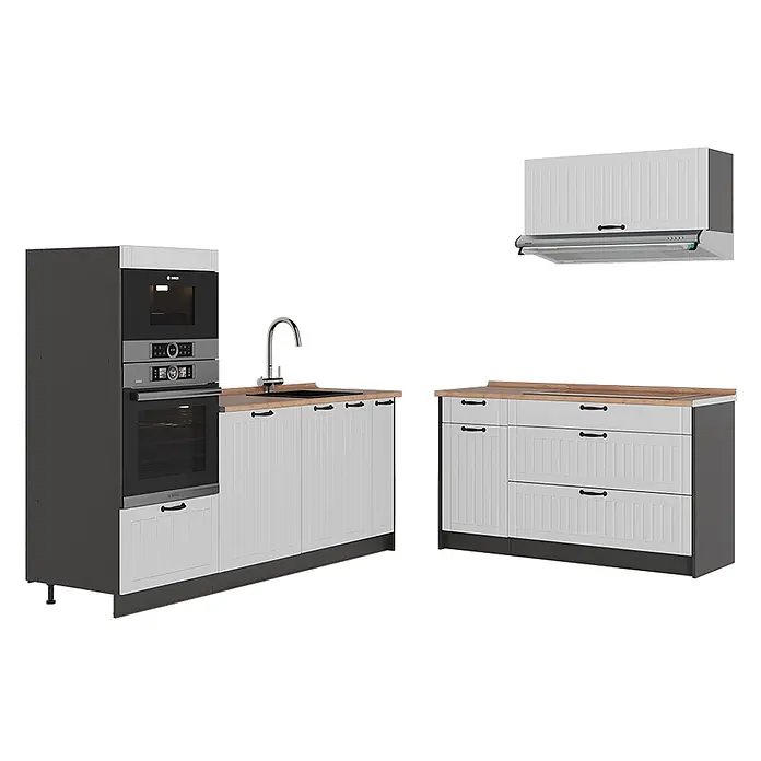 Vicco Küchenzeile - Breite: 340 cm, Weiß Landhaus, Ohne Elektrogeräte - Moderne Küche mit weißen geriffelten Schränken, Holzplatten, dunkelgrauen Seiten, integriertem Bosch-Ofen, Mikrowelle, Spüle und Dunstabzugshaube.