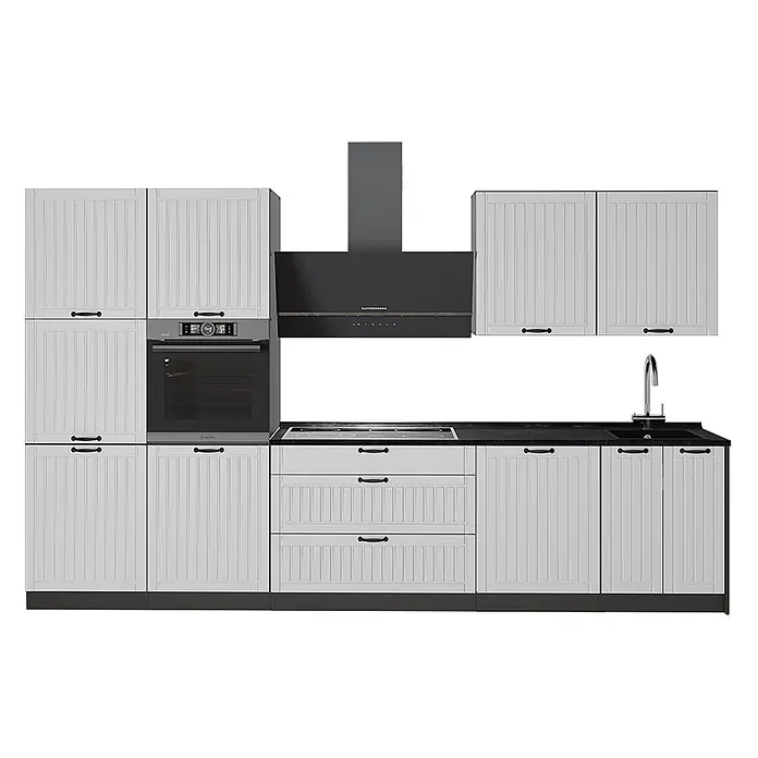 Vicco Küchenzeile - Breite: 340 cm, Weiß Landhaus, Ohne Elektrogeräte - Modulare Küchenzeile mit hellen geriffelten Schränken, schwarzer Arbeitsplatte, dunklem Backofen, Kochfeld, Dunstabzugshaube und Spüle.