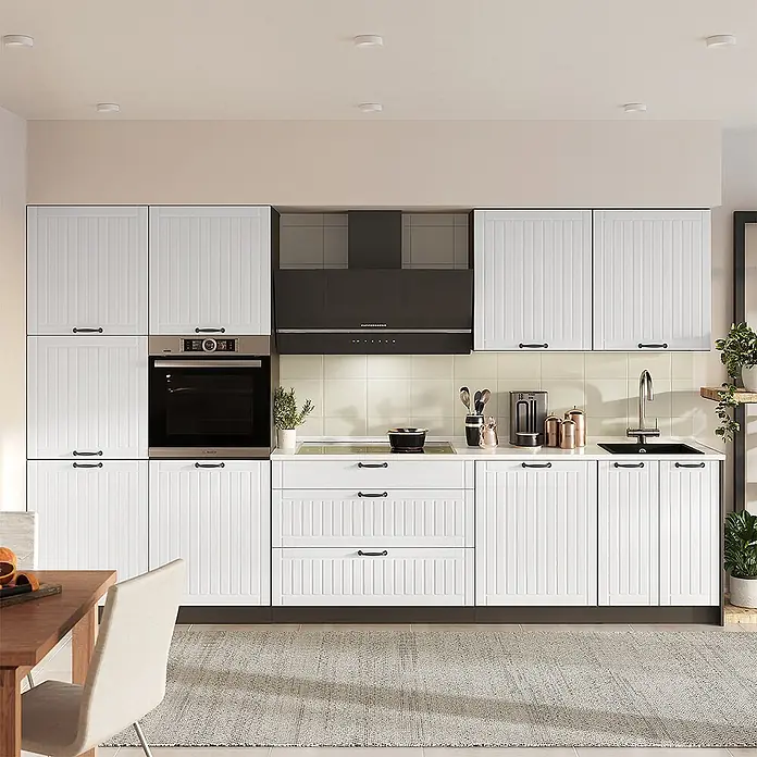 Vicco Küchenzeile - Breite: 340 cm, Weiß Landhaus, Ohne Elektrogeräte - Eine moderne Küche mit weißen gerippten Schränken, schwarzen Griffen, eingebautem Backofen und schwarzer Dunstabzugshaube.